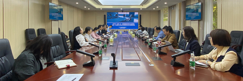 1703038153566685.jpg 会议现场(800×267)_副本.jpg