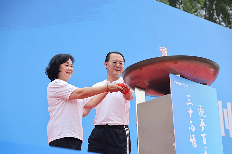 1743558783105445.jpg 梁玉琴、孙业全共同点燃主火炬.jpg